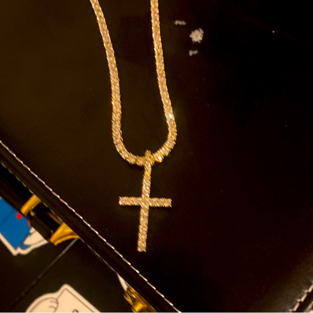 Cross chain with diamonds